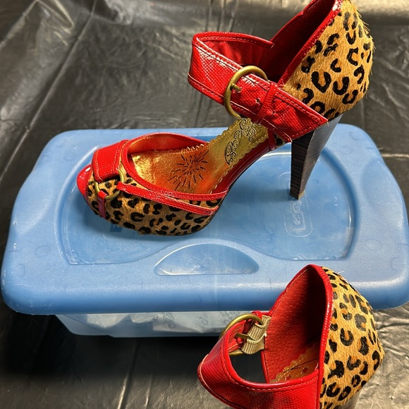 Naughty Monkey Women's Chutes and Ladders 2 Open Toe Pump - Picture 10 of 10